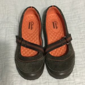 Clark’s flat walking shoes size 6.6, leather upper–.  B69